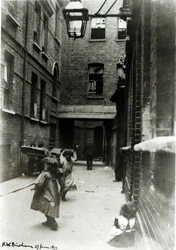 Kinder spielen in einem Slum, 1899
